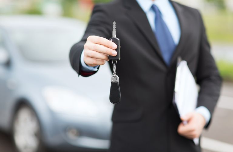 A man shoeing car keys